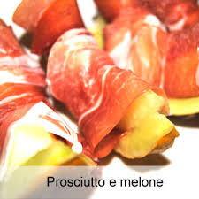 2 meloni maturi e sodi 3 fogli di gelatina 3 cucchiai di sherry 150g di prosciutto crudo qualche fettina di mela verde per decorare. Prosciutto E Melone Ostematto It