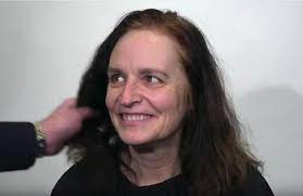Mulher surpreende o marido com um cabelo loiro e curto depois de ser morena  durante mais de 20 anos - Partilhado