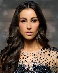 Deborah Lambie is an inspiring finalist for Miss Universe New Zealand 2025.  Her journey began with a strong foundation in education, nurtured by the  encouragement of her parents. This early support led