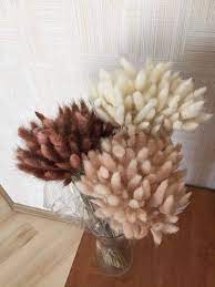 Tendance Deco 22 Idees Pour Adopter Les Fleurs Sechees In 2021 Dried Flower Arrangements Dried Flower Bouquet Flower Decorations