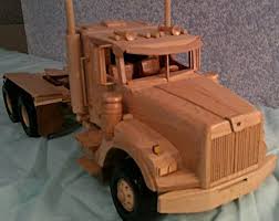 De que esta hecho el carro de jugete : Todo Madera Tractor Estrellas Occidental Hecho De Arce Todos Ver Mis Anuncios Para Vari Camiones De Juguete De Madera Camion De Madera Carretilla De Madera