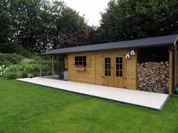 Abri De Jardin Classique Avec Bucher Et Terrasse Couverte Tuinhuis Achtertuinlandschappen Achtertuinideeen