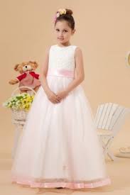 Les robes cortege filles sont confortables et aussi tres belles comme une petite robe de mariee. Robe Ceremonie Fille Robe Mariage Enfant Robespourmariage