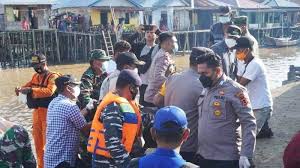 Di tengah perjalanan, kapal itu tenggelam karena cuaca buruk dan ombak tinggi. Warga Lingga Korban Kapal Tenggelam Di Jambi Ditemukan Meninggal Dunia Surya Kepri