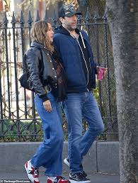 Although the couple like to keep their personal life very. David Schwimmer And Wife Zoe Buckman Look Cozy As They Reunite Three Years After Separation Readsector