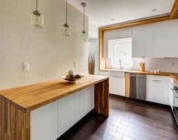 Encimera fabricada en madera de roble maciza, con relieve liso y sin cantos, acabado mate. Cocina Blanca Encimera Madera Veinticuatro Disenos Modernos
