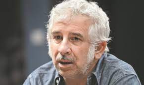 Maybe you would like to learn more about one of these? O Petros Filippidhs Me Perimene Sthn Porta Meta Thn Khdeia Kai Moy Eipe Kleinoyme To 8eatro Zappit