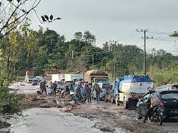 9 tempat wisata di tanah datar terbaru sumatera barat mungkin beberapa dari kamu masih asing dengan kabupaten tanah. Jalan Rusak Menahun Di Desa Tanah Datar Terus Sebabkan Kemacetan Panjang Mediaetam Com