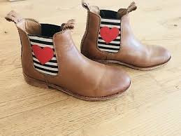 Dabei sind die schuhe und der rest des outfits in der regel in weiß gehalten, was heutzutage aber oft durch farbige kleidung ersetzt wird. Crickit Chelsea Boots Julia Mit Herz Grosse 38 Passt Bei 39 Eur 65 00 Picclick De