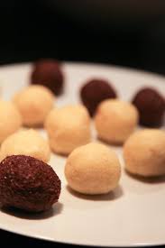 Using either your hands or a spoon, take the cooled cake out of the pan and place it into a large bowl. Cake Pops Probleme Und Tipps Backen Macht Glucklich