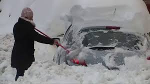 Hören sie hier die audio aufnahme des artikels: Heftiger Wintereinbruch Hunderte Autofahrer Stecken In Spanien Im Schnee Fest Youtube