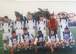 Στέλιος Χασιώτης. Ξεκίνησε ως επιθετικός από την ομάδα του χωριού του, τον Φαλανιακό, που ανέδειξε τον (διεθνή) αρχηγό της ΑΕΛ Τάκη Παραφέστα μεταξύ άλλων. Σε νεαρή ηλικία μεταγράφηκε στον Απόλλωνα Λάρισας που