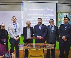 Mereka sering bekerjasama dengan khalifah menjalankan kegiatan penterjemahan. Smk Haji Abdul Malek Launches Their Frog Classroom Through A Collaborative Partnership Between Ytlfoundation And Sunpower