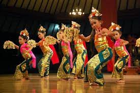 Tarian ini diperkirakan ada sejak tahun 1950. Tari Pendet Penjelasan Sejarah Fungsi Gerakan Dan Busana Lengkap