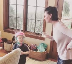 Katherine heigl and sarah chalke will play best friends in a new netflix drama, and we have the first trailer to prove it. Katherine Heigl Pretends Her House Is A Bar In Video With 3 Year Old Son