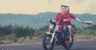 Prewedding dengan motor cb sangat menarik untuk di lihat karena motor kuno ini sangat keren saat di modiikasi dengan pernak pernik yang mencolok. Foto Prewedding Dengan Motor Gl Prewedmoto
