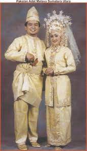 Coraknya yang beragam dan juga hiasan yang beragam membuat baju adat suku batak juga cocok untuk busana prewedding. Pakaian Adat Sumatera Utara Lengkap Gambar Dan Penjelasannya Seni Budayaku