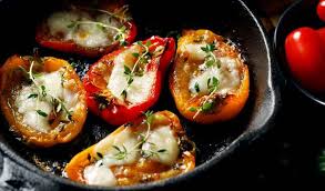 Leggi consigli, ingredienti, tempi e modalità di preparazione delle nostre gustosissime ricette con i peperoni. Peperoni Ripieni Ricetta Estiva Da Fare Al Forno O In Padella The Italian Times