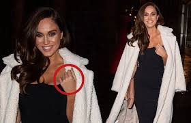 Vicky split from her fiancé john noble after he was pictured getting close to a bevy of beauties during a lads' trip to dubai in november on her new tlc show vicky pattison: Vicky Pattison Ditches Engagement Ring After Split From Fiance John Noble