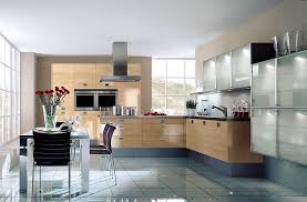 Existen varias tendencias en este tipo de armarios, tanto en materiales como en colores. Cocina En L Con Armarios Columnas En Madera De Haya Y Armarios Altos Con Puertas De Cristal