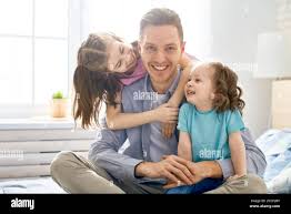 Familia Feliz Y Amorosa Papa Y Sus Hijas Ninas Jugando Juntas Concepto Del Dia Del Padre Fotografia De Stock Alamy