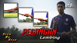 Cara memegang lembing yang baik dan efektif merupakan salah satu kunci penentu hasil lemparan. 3 Cara Memegang Lembing Dan Membawa Lembing Atletik Youtube