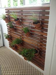 Durch Einen Erschaffen Fur Garten Holzpaneele Ihr Vertikalen Zuhause Durch Holzpaneele Einen Small Backyard Landscaping Vertical Garden Small Backyard