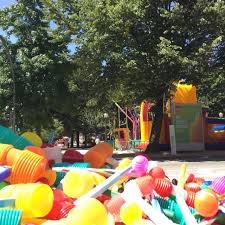 Each of porto's neighbourhoods is decorated with colourful displays, competing against each other to win the prize that is awarded for the best decorated street. Das Beste Fest Des Jahres In Porto Studium Studieren Weltweit