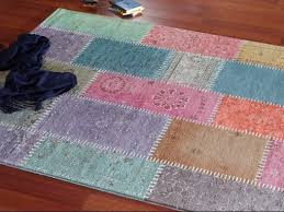 Evinizin şıklığına şıklık katacak halı çeşitlerini incelemek, güvenli ve hızlı kargo imkanıyla halı satın almak için tıklayın! Patchwork Desenli Pierre Cardin Hali Ev Dekorasyonu