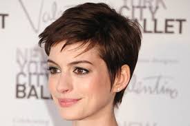 It seems like forever since anne hathaway flaunted her incredibly long hair. Anne Hathaway Short Hair And New Spring Look David S Academy Of Beauty