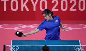 Tennis) เป็นกีฬาที่เล่นในร่มหรือกลางแจ้ง แบ่งเป็น 2 ฝ่ายแข่งกัน โดยมีผู้เล่นในประเภทเดี่ยวฝ่ายละ 1 คน และผู้เล่นในประเภทคู่ฝ่ายละ 2. Apoki3jyxdyafm