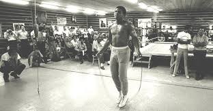 10 à 15 minutes de corde à sauter vous permettront un échauffement optimal afin d'entrer dans votre séance dans les meilleures conditions. Guide Corde A Sauter Bienfaits Exercices Conseils Et Entrainements