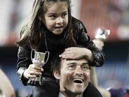 Luis enrique with xana on her shoulders after the copa del rey final credit: Spaniens Ex Nationaltrainer Luis Enrique Er Trauert Um Tochter Xana 9 Bunte De