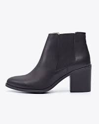 Chelsea boots in grained leather with elastic gores in the sides and a loop at the back. Women S Heeled Chelsea Boot Black Ethically Made Nisolo