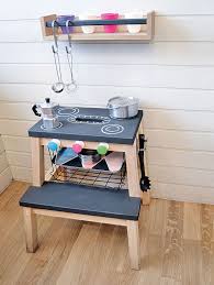 Da das gießharz vom holz absorbiert wir die vertiefungen sollen nachgefült werden. Super Ikea Hack Kuche Fur Kinder Aus Einem Tritthocker Geolino