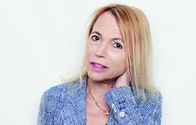 «on ne naît pas artiste mais on le devient. Hommage Aux Femmes Artistes Avec Laure Adler Le Devoir