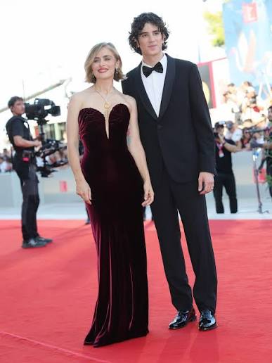 Al via il #FestivaldiVenezia 2026: nel primo giorno dell'83esima edizione  della Mostra Internazionale d'Arte Cinematografica di Venezia, il red  carpet accende il Lido e, come ogni anno, cinema e moda si incontrano