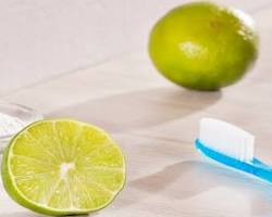 صورة عصير الليمون لتبيض الأسنان