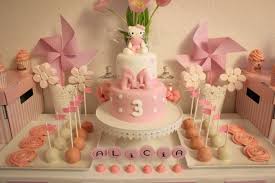 Ces bâtonnets à cake pop à lignes blanches et roses sont parfaits pour toutes sortes de cake pops ! Sweet Table Happy Sweet Cake