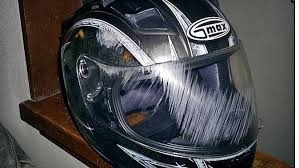Jika tidak menggunakan cara yang benar susah untuk melepasnya, sayapun mengira kalau itu sudah permanen dan tidak bisa dikupas. Ini Cara Mudah Hilangkan Goresan Di Kaca Helm Otomotif Liputan6 Com