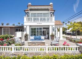 They're typically found in urban areas and cities where a narrow footprint is needed because there's room to build up or back, but not wide. California Beach House Interior Design Ideas Home Bunch Interior Design Ideas