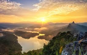 Setelah lama tak update entri pasal gunung,terasa rindu pulak.just nak share dengan anda semua list gunung yang tertinggi di malaysia je.kali ni saya bagi senarai 5 gunung yang tertinggi aje.pada entri lain nanti saya update pasal gunung yang tertinggi kat semenanjung malaysia pula. 10 Lokasi Hiking Menarik Di Semenanjung Malaysia