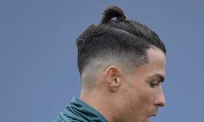 I (non pochi) uomini che amano portare i capelli lunghi e legarli in una crocchia, ne decantano la praticità. Tagli Rasati Di Cristiano Ronaldo Un Look Da Campione