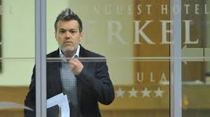Orbán viktor, mészáros lőrinc, habony árpád és rogán antal kontúrjaival és a gecik szóra remekül rímelő, keresztapás betűtípussal írt gengszterek szlogennel ellátott óriásplakátok kezdenek. Habony Arpad Biztosan Nem Magyarorszagi Cegebol Gazdagodik 24 Hu