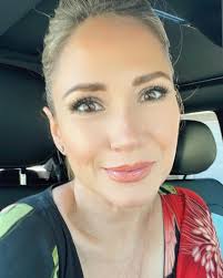 Hi! 👋🏼 say hi back because I miss you. If you're new here (or even if  you're not new!) where are you from? I love doing this because some of you  end