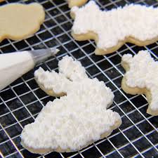 Una perfetta glassa al cioccolato può rappresentare il tocco di classe di un dolce e farlo spiccare tra gli altri, oltre a renderlo più appetitoso! Glassa Per Biscotti Allo Zucchero Che Indurisce Cuocilo Con Amore