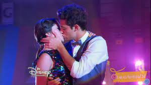 Soy Luna Luna Y Matteo Patinan En La Competencia Internacional Y Matteo La Besa Capitulo 40 Luna Youtube Youtube Disney Photos