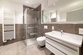 Eine möglichkeit für eine geschickte anbringung von badfliesen sind große, dunkle bodenfliesen und als kontrast helle wandfliesen, zum beispiel in cremeweiß. Fliesen Furs Bad