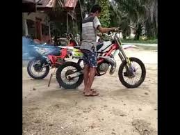 Modifikasi satria 2 tak airbrush merah velg jari jari. Gurihnya Suara Knalpot Satria 2 Tak Trail Youtube