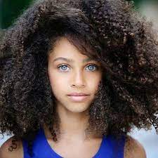 Imagen De Afro Beautiful And Black Girl Black Hair Blue Eyes Woman With Blue Eyes Beautiful Eyes